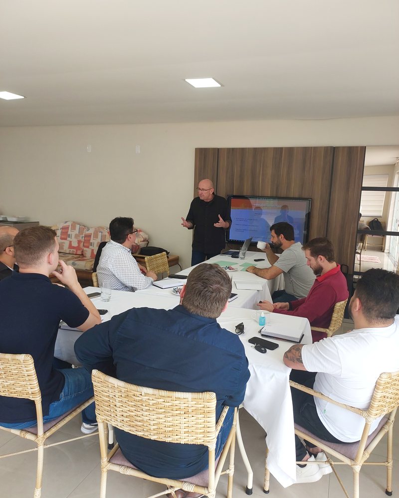 Edmilson Rene conduz um encontro de mentoria com profissionais do mercado imobiliário
